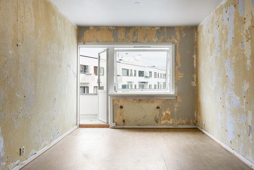 Vorbaurollladen mit Kasten in der Fensterlaibung an einer Putzfassade